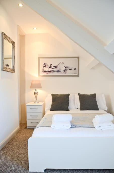 Modern Attic Studio Apartment With Harbour Views เพนแซนซ์ ภายนอก รูปภาพ